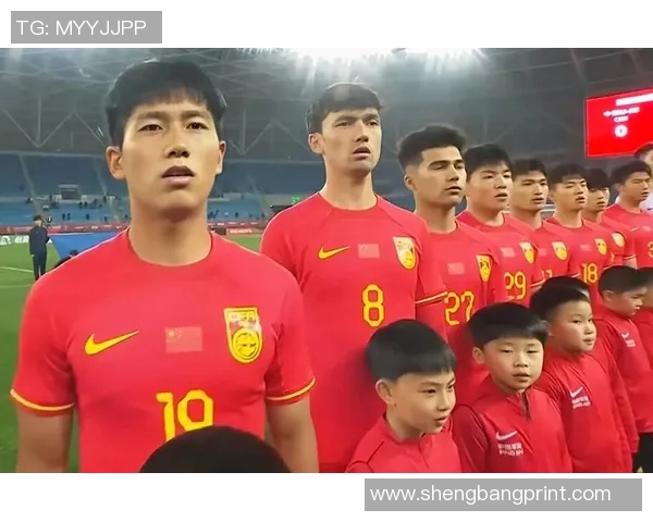 中国国家足球队迎战乌兹别克斯坦全力争胜展现团队实力与拼搏精神